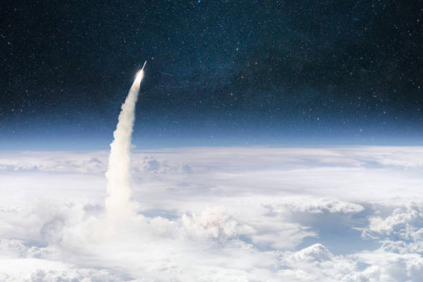 la fusée décolle à travers les nuages et vole dans l’espace lointain. lancement réussi d’un vaisseau spatial. planète terre depuis l’orbite - fusée photos et images de collection