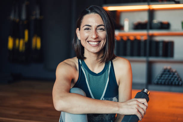 Confident young woman working out in a gym.