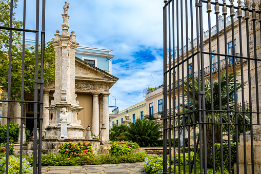 El Templete monument features neo-classical architecture, the Columna de Cacigal column, Christopher Columbus statue and Ceiba Tree, reminiscent of the city's colonial legacy and cultural significance