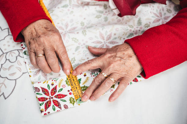 pomiar dłoni krawcowej miernikiem szycia w celu przygotowania pracy na tkaninie - knitting arthritis human hand women zdjęcia i obrazy z banku zdjęć