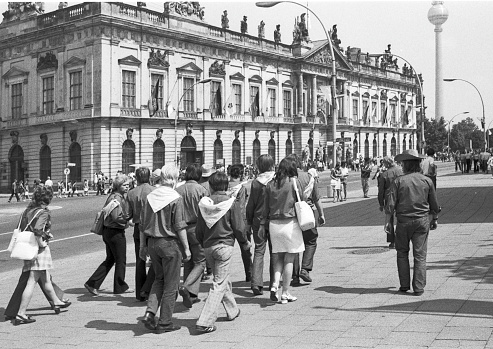 Young people from the GDR meet at the World Youth Festival in East Berlin in August 1973:Jaw foreign guests - German Democratic Republic: