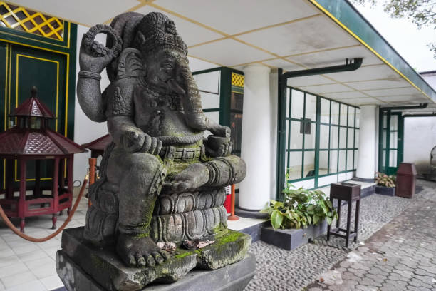 herança vintage ganesha estátua feita de pedra dentro keraton yogyakarta também conhecido como palácio do sultão. - stone statue animal imitation asia - fotografias e filmes do acervo