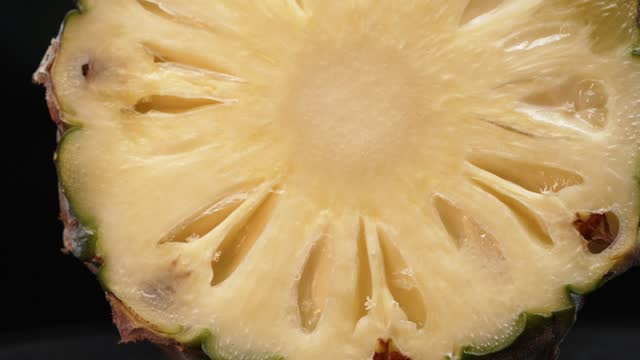 The pineapple slice, creating a sense of mouthwatering freshness. Comestible.