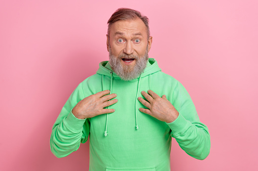 Photo portrait of nice retired male point self shocked offended dressed stylish green outfit isolated on pink color background.
