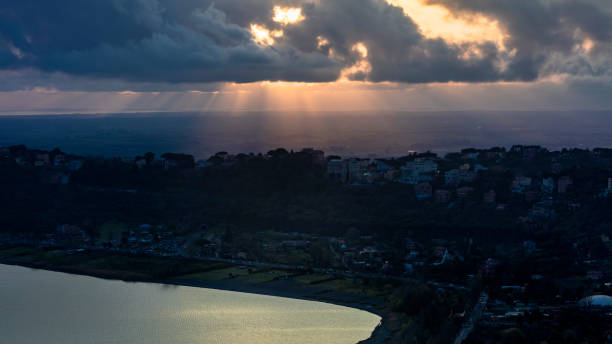 jezioro castel gandolfo, jezioro albano, castel gandolfo, rzym, lacjum, środkowe włochy, włochy, europa - castel zdjęcia i obrazy z banku zdjęć