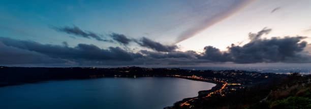 castel gandolfo lake, albano lake, castel gandolfo, rome, lazio, central italy, italy, europe - castel zdjęcia i obrazy z banku zdjęć