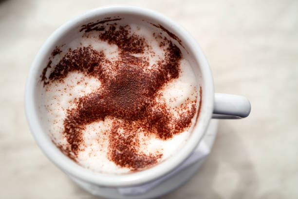 bovenaanzicht van hete koffie cappuccino-kop geïsoleerd op tafel achtergrond - koffie imagens e fotografias de stock