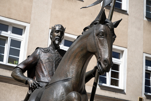 The monument to Prince Casimir I of Opole stands in the southern frontage of the Opole market square. It was made of bronze according to the design of the sculptor Wit Pichurski.
The monument: Prince Casimir I of Opole
the artist, Wit Pichurski
date of creation: 20/05/2018
location: Opole, Poland