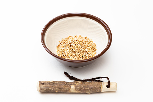 Mortar and roasted sesame seeds.