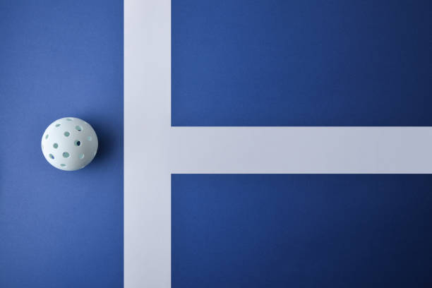 青い競技面に白いピックルボールボールの上面図 - tennis in a row team ball ストックフォトと画像