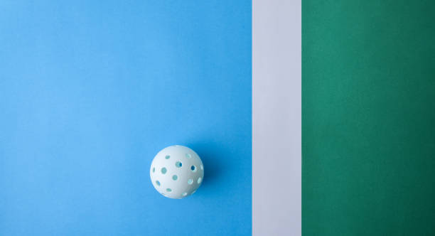 青と緑の競技面に白いピックルボールボール - tennis in a row team ball ストックフォトと画像