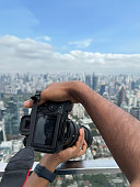 bild-nicht-erkennbare-person-auf-aussichtsplattform-aufnahme-von-stadtansichtsfotos-mit.jpg?b=1&s=170x170&k=20&c=hD00cH6FFglnsnwtEzisFQOwbiRt9-4MeFi16pHnDrQ=