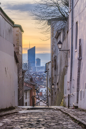 Lyon Part Dieu depuis les petites rues pavées de Fourviere au lever de soleil