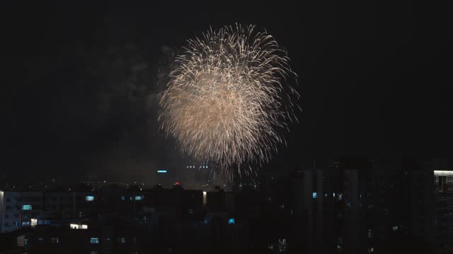 The fireworks display during the Lantern Festival in Xiegang, Dongguan, is a New Year fireworks extravaganza. In this grand event, people gather together to admire the splendid fireworks show. The fireworks bloom in the night sky, shining in various