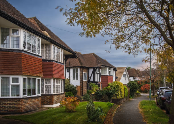 해질녘 가을 영국 마을의 거리 - surrey southeast england england cottage 뉴스 사진 이미지