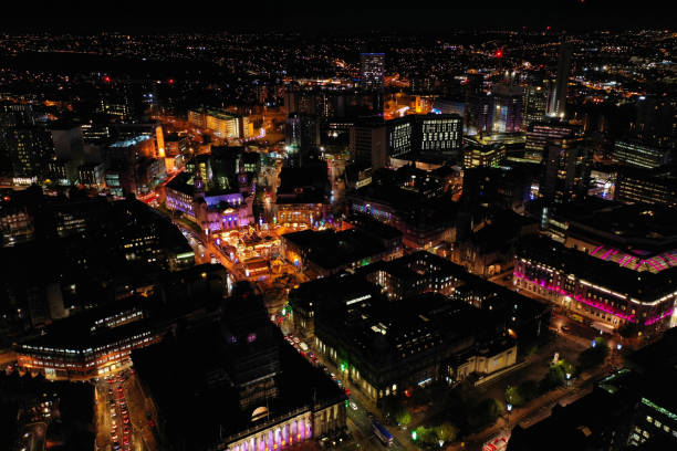night time aerial photo of the town centre of leeds in west yorkshire uk showing the bright lights of the city and traffic at christmas time - leeds england leeds town hall night uk - fotografias e filmes do acervo