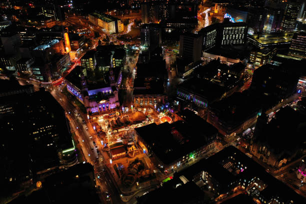 night time aerial photo of the town centre of leeds in west yorkshire uk showing the bright lights of the city and traffic at christmas time - leeds england leeds town hall night uk - fotografias e filmes do acervo
