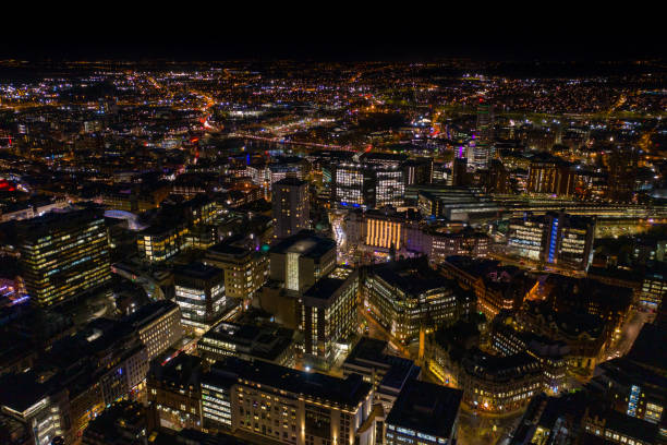 foto aérea noturna do centro da cidade de leeds em west yorkshire reino unido mostrando as luzes brilhantes da cidade e o trânsito na época do natal - leeds england leeds town hall night uk - fotografias e filmes do acervo