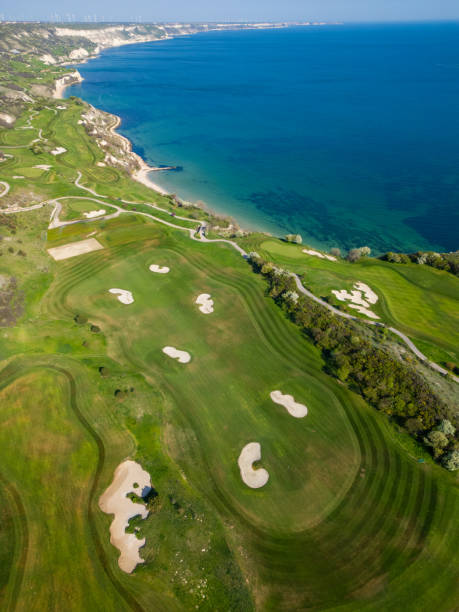 aerial view of golf course by the sea - sports flag high angle view putting sand imagens e fotografias de stock