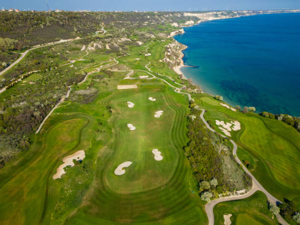 aerial view of golf course by the sea - sports flag high angle view putting sand imagens e fotografias de stock