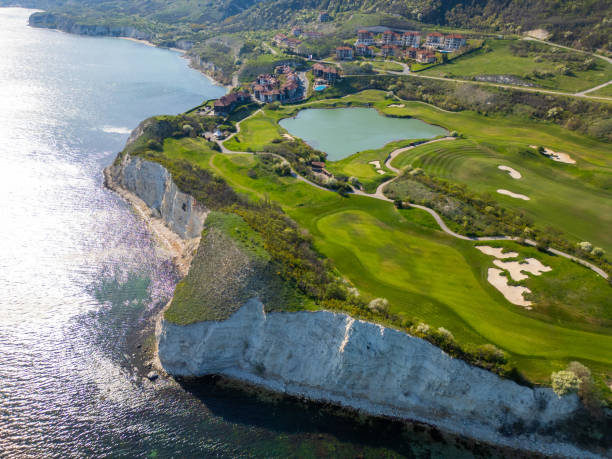 aerial view of golf course by the sea - sports flag high angle view putting sand imagens e fotografias de stock