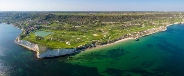 aerial view of golf course by the sea - sports flag high angle view putting sand imagens e fotografias de stock