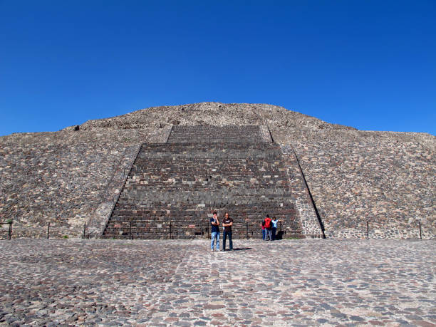 the pyramid of the moon in ancient ruins of aztecs, teotihuacan, mexico - north american tribal culture photography color image horizontal stock-fotos und bilder