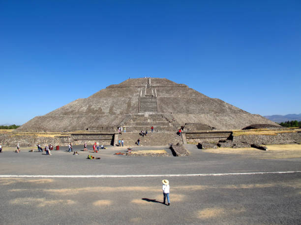 the pyramid of the sun in ancient ruins of aztecs, teotihuacan, mexico - north american tribal culture photography color image horizontal stock-fotos und bilder