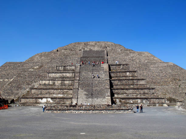 the pyramid of the moon in ancient ruins of aztecs, teotihuacan, mexico - north american tribal culture fotos stock-fotos und bilder