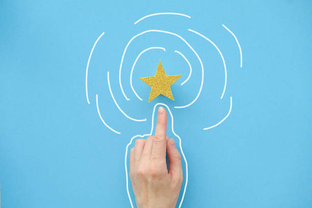 手の指は、青い背景に輝く星を指しています。ビジネスサービス評価における最高の顧客体験コンセプト