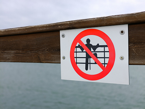 A sign on the lake bridge warning that jumping into water from the bridge is prohibited.
pantano de Alloz .Navarra .España April 5, 2024