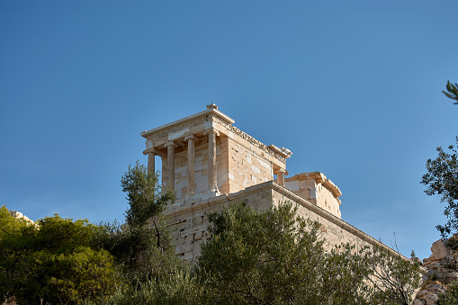Nike's Temple of Athena in Athens is eight meters long, six meters wide and seven meters high; It is in a privileged position on the Acropolis so that the inhabitants could pay their respects and prayers to the goddess of victory to help them win the war.