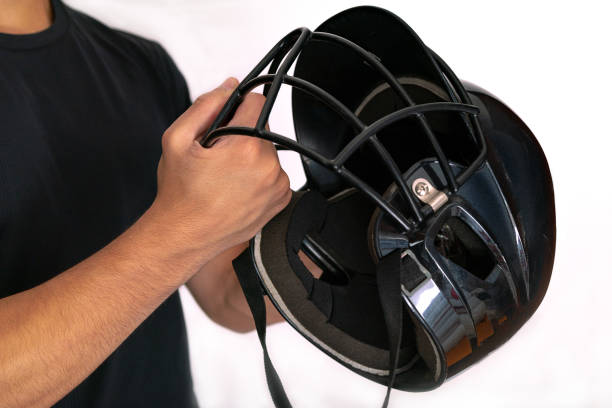 Casco de béisbol con la mano. - foto de stock