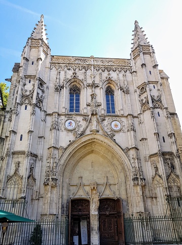 Basílica [de] San Pedro de Aviñón (en francés: basilique Saint-Pierre d'Avignon) es una iglesia gótica en Aviñón en la plaza de Saint-Pierre.