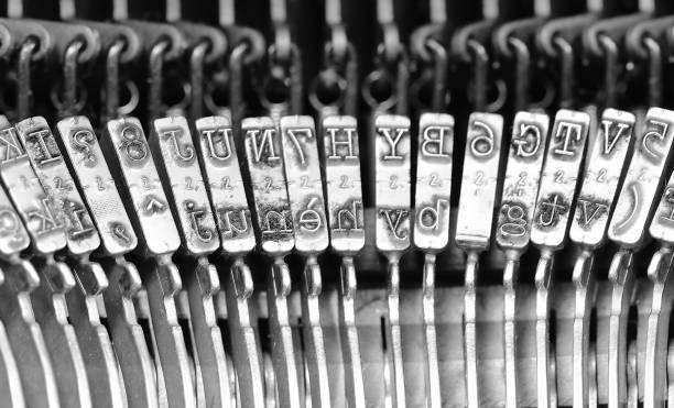 古いタイプライターの金属レバーとエンボス文字 - typebar typewriter key 1940s style typewriter ストックフォトと画像