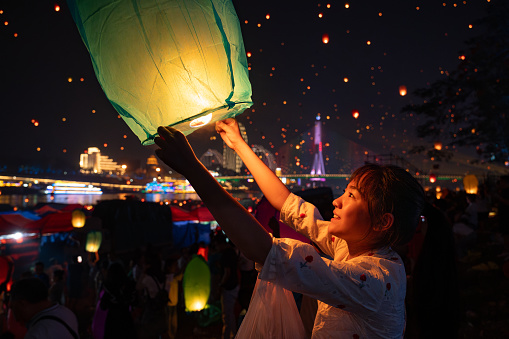 In Dai ethnic festivals in Southeast Asia, releasing Kongming lanterns can pray for blessings.