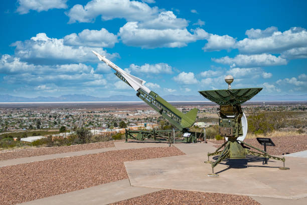 радиолокационный трекер ракет класса «земля-воздух» в музее истории космоса в аламогордо, штат нью-мексико - rocket booster фотографии стоковые фото и изображения