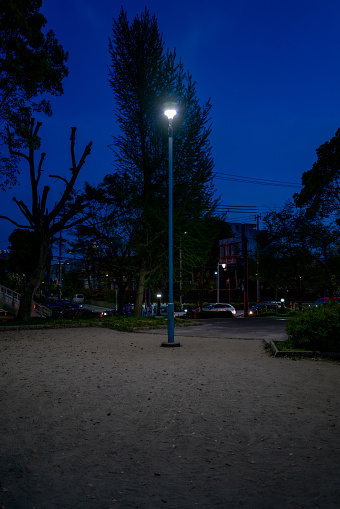 日の落ちた薄暗い公園と街灯