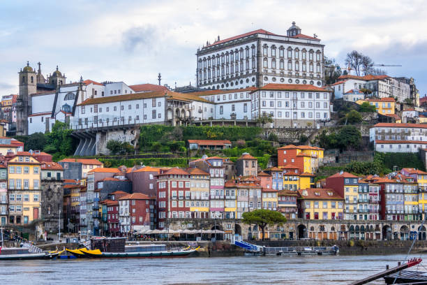 istock Eraly morning at Duoro River riverside from Vila Nova de Gaia 2148544519