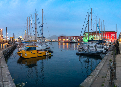 Napoli: piccolo molo ubicato in zona centrale