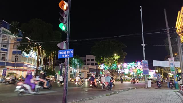 Traffic light and vehicle at the intersection in Can Tho city, Vietnam in the evening. Translation: 