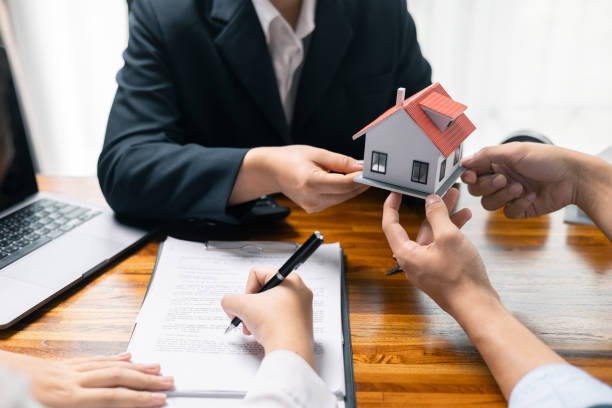 Real estate agent facilitated sale of property through mortgage loan, ensuring smooth investment process for purchaser with help of skilled broker. Concept of loan, insurance, approval, real estate. el agente de bienes raíces facilitó la venta de propiedades a través de préstamos hipotecarios, lo que garantiza un proceso de inversión fluido para el comprador con la ayuda de un corredor calificado. concepto de préstamo, seguro, aprobación, biene