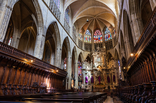 Overview of the nave and choir of the Cathedral of Saint-Étienne in Toulouse