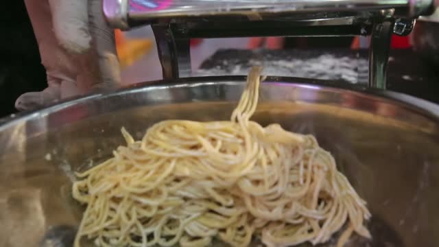 Making noodles with manual hand drive