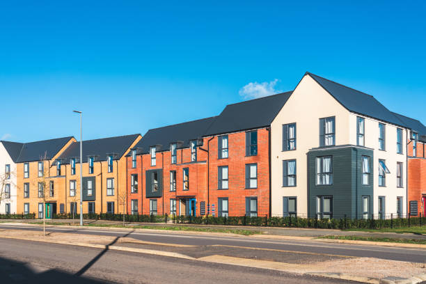 new residential estate, houses in england - apartment row house comfortable house - fotografias e filmes do acervo