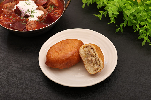 Piroshki, a Russian dish, is an Eastern European side dish bread popular in Ukraine and Belarus as well as Russia. It contains vermicelli as an ingredient as a Japanese-style arrangement.