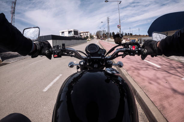 conduire une moto sur une route goudronnée - motorcycle mirror biker glove photos et images de collection