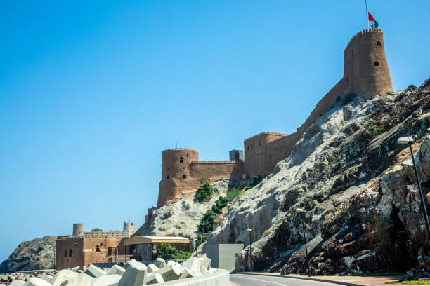 vue sur les châteaux arabes d’al mirani et d’al jalali qui se dressent sur les rochers, mascate, oman - jalali photos et images de collection