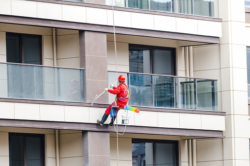 On February 29, 2024, a worker was cleaning the exterior glass outside a high-rise building in Shuangliu District, Chengdu, Sichuan Province on a sunny day