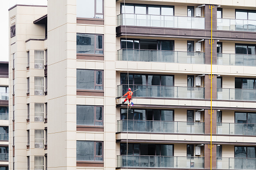 On February 29, 2024, a worker was cleaning the exterior glass outside a high-rise building in Shuangliu District, Chengdu, Sichuan Province on a sunny day
